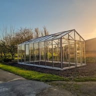 Janssens Master silver greenhouse lifestyle view