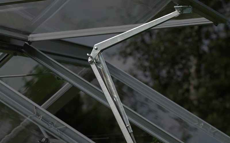 Automatic vent opener maintaining optimal greenhouse temperature during summer months