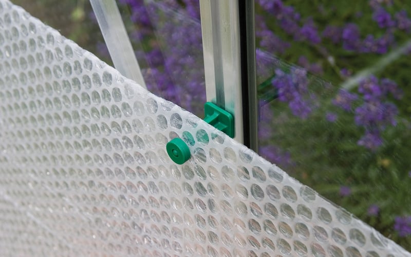 Elite greenhouse bubble insulation fitted with lining hooks and an inspection gap